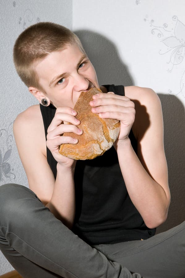 Голодные подростки. Голодный подросток. Чувак ест хлеб. Голодная фотосессия.