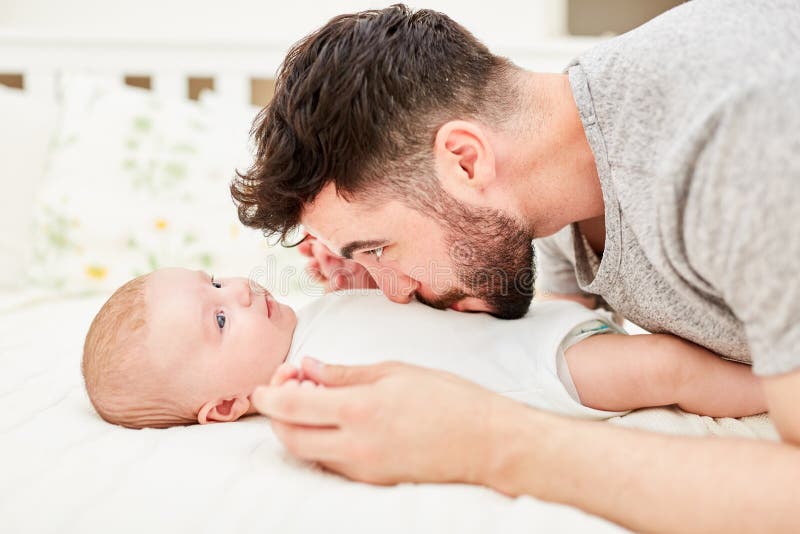 Папа лоб. Отец целует ребенка в лоб. Proud father. Картинка с животиком где его целует папа и дочка смотрит.