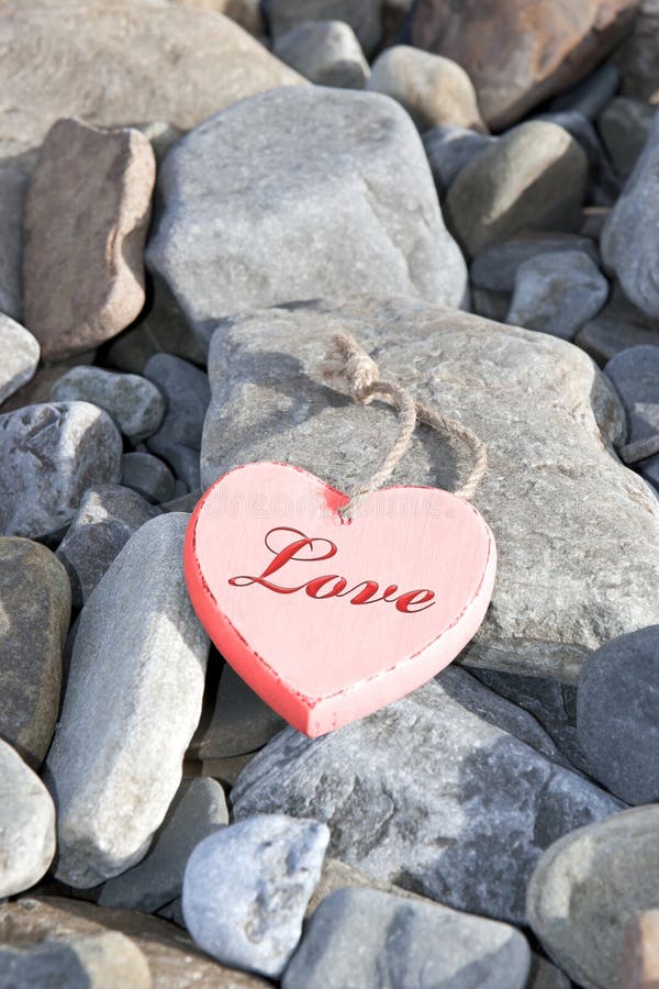 Люблю людей влюбленных в камни. Сердце на берегу. Картинка берегу сердце. Сердце из цветных камушков на берегу. Животные берегу сердце.