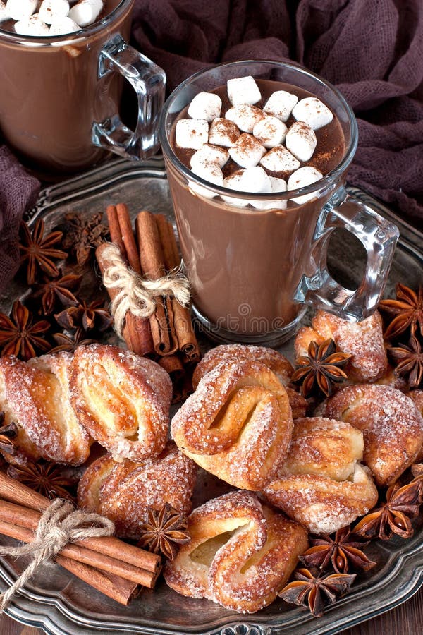 Чашка какао с печеньем