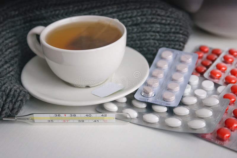 чай лекарства на столе. тысячи листья чайные лекарства. чай в таблетках. добавляют в чай таблетки. добавляют в чай таблетки.