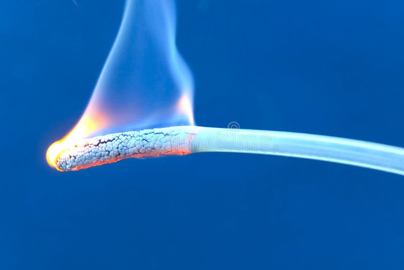 Горение пластиков. Пластмасса горит сильно коптящим пламенем. The image of Burning Glue.