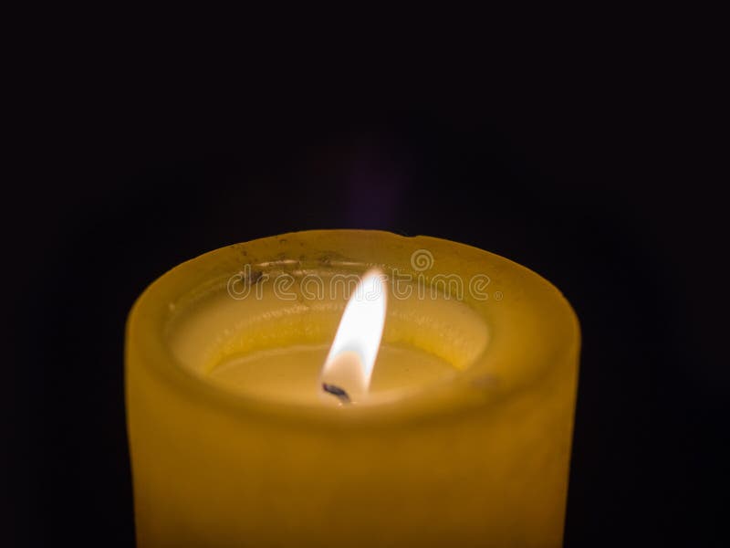 Свечи восковые. 8. Оплывшая свеча. Горящие восковые свечи. Расплавленная свечка.