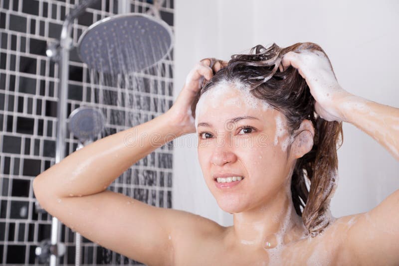 Покажи как женщины моются. Намыленная девушка. Девушка моет голову. Девушка моет голову шампунем.