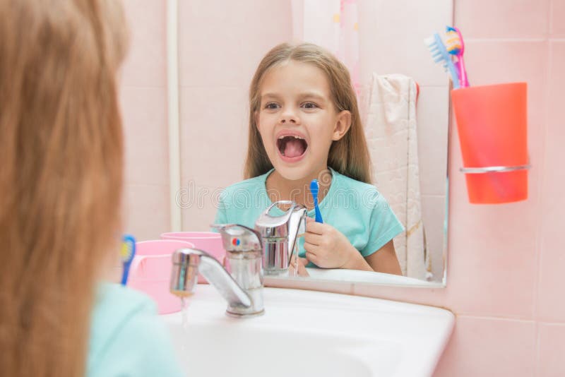 Девочка с зубной щеткой в ванной. Девочка с зубной щеткой рот открыла. Девочка чистит зубы в ванной. Ванная комната чистить зубы. Утром зубы чищу танцую