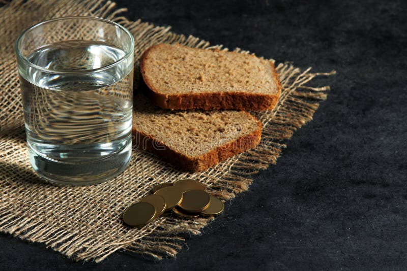 Ставят стакан воды и хлеб. Хлеб и вода. Черный хлеб и вода. Стакан и кусок хлеба. Стакан воды с хлебом.