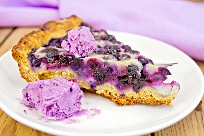 Кусок пирога с черникой