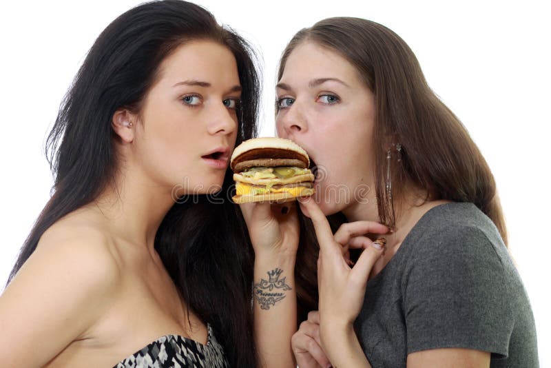 Обмен бывших девушек. Две девушки бутерброд. Две девушки едят. Девушка с сэндвичем. Две девушки красивый едят.