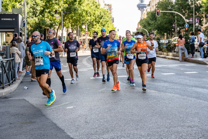 Группа бегунов бежит по дорожке. Marathon группа. Madrid Marathon. Фото во время марафона. Марафон стоковое фото.