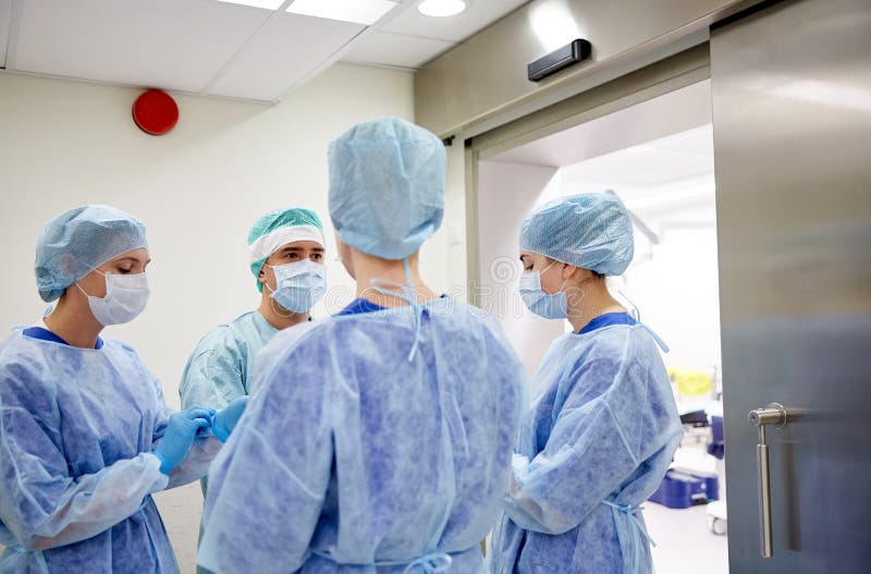 Скажи больница. Хирурги в колпаках фото. Как заморозить легкое человека хирургическим способом в больнице.