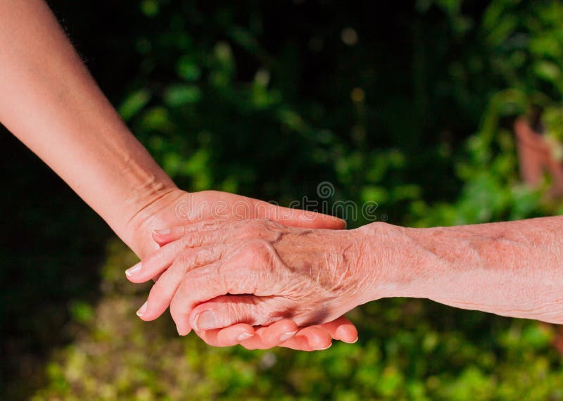 Пожилые держатся за руки