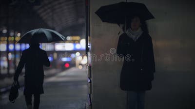 дождливой ночью у метро 