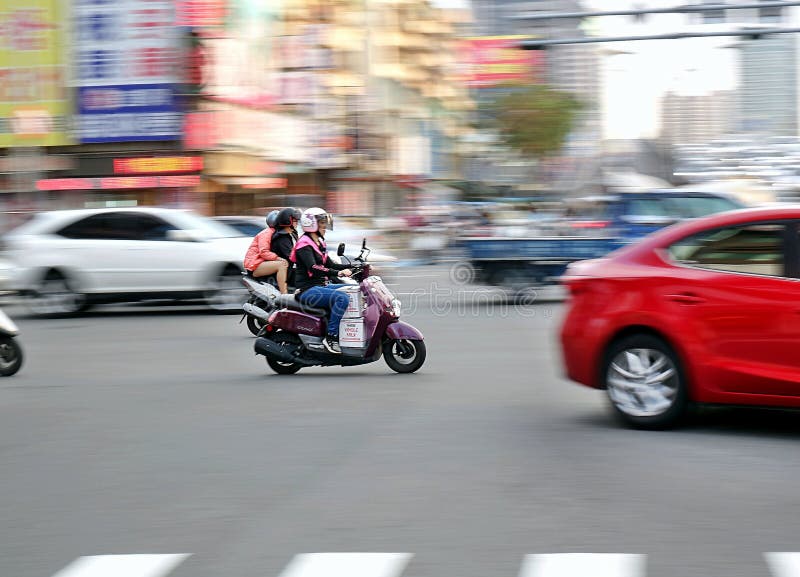 Скутер движение. Скутер в движении. Скутер трафик. Тайвань скутер. Движение мопедов на дороге.