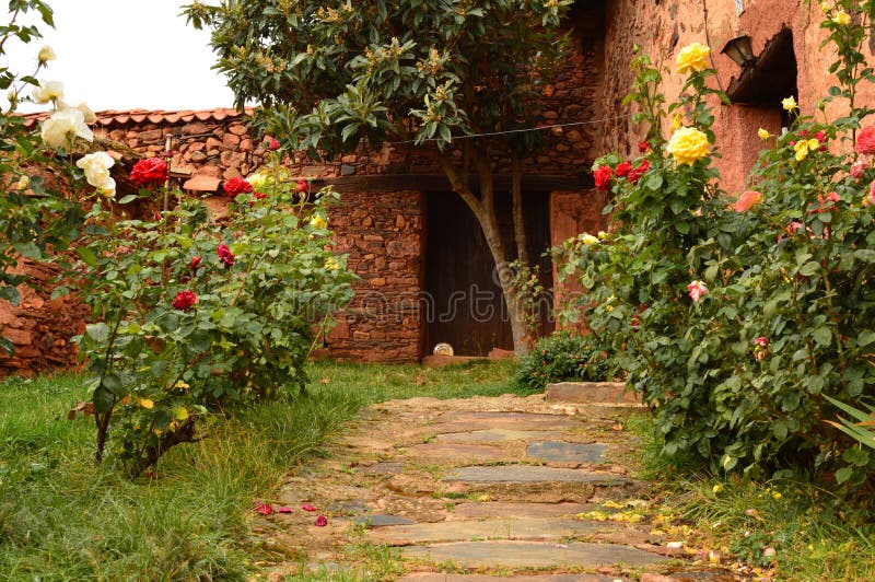 Соседи во дворе. Картинки свадьба, соседи, двор. Picturesque Village forget Keys in the Door. Мне понравился соседский двор