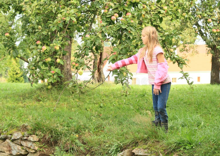 Кидает яблоко. Бросает яблоко. Девушка бросает яблоко. Бросок яблока. Девочка кидает яблоко.