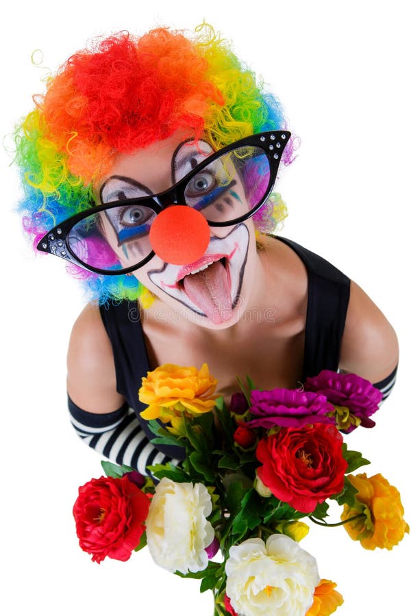 Клоун с цветами. Девочки в красных очках с цветами. Улыбка и смех костюмы. Клоун в берете с букетиком.