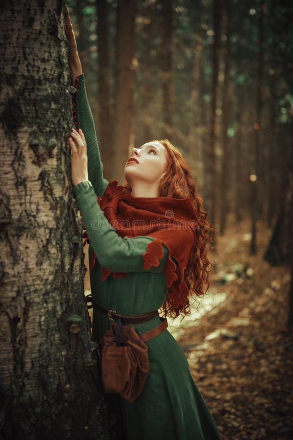 Милая девушка  в лесу