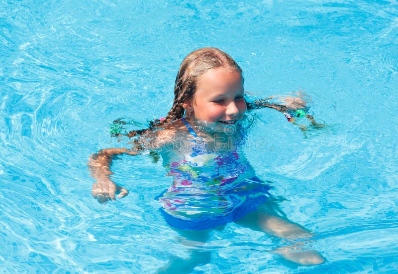 Маленькие купается бассейне. Девочка купается в бассейне. Купание в платье в бассейне. Маленькие девочки плавают в бассейне. Маленькая девочка плавает в бассейне.