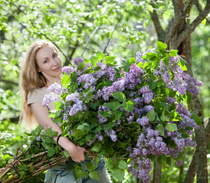 Охапка сирени в руках