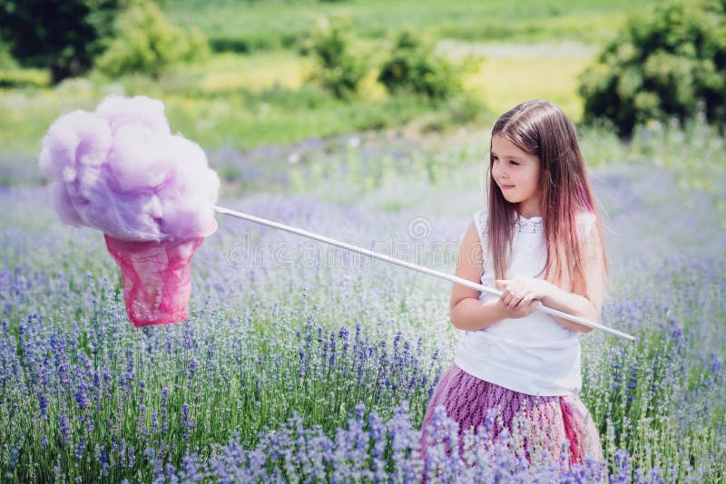 Ловлю облака. Ловить облака сачком. Девочка с сачком на клумбу. Девочка ловит облако. Игра про девочку с розовыми волосами с сачком.