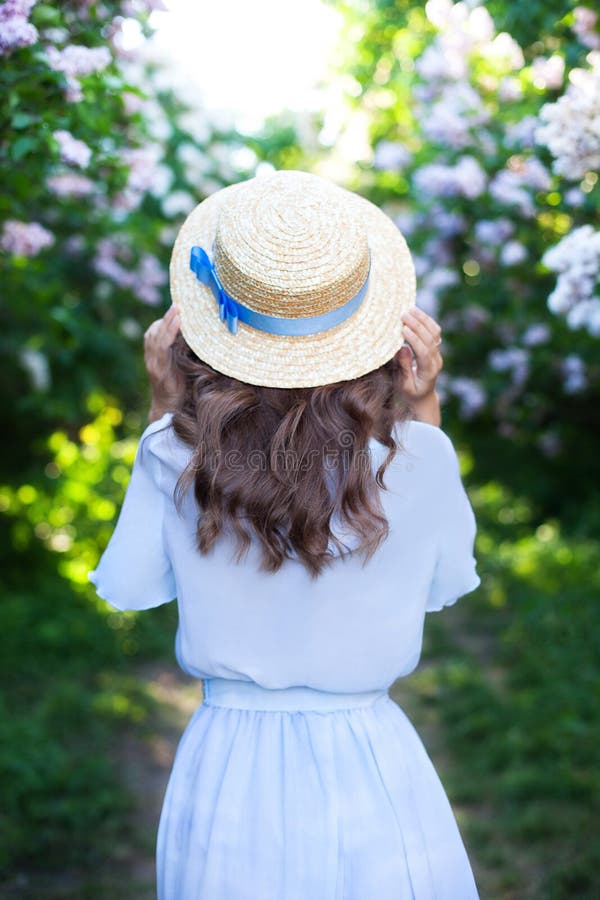 Мел показал шляпу. Девушка в соломенной шляпе. Шляпа соломенная для девочек. Фотосессия в соломенной шляпе. Девушка в соломенной шляпе со спины.