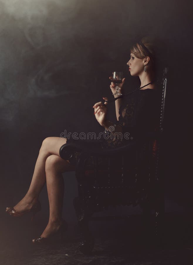 Сигара соблазнительной девушки