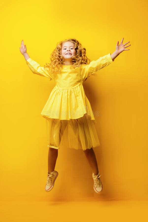Включи желтая девочка. Девочка на желтом фоне. Маленькая девочка на желтом фоне. Маленькая девочка в желтом платье на желтом фоне. Девушка в желтом платье прыжок.