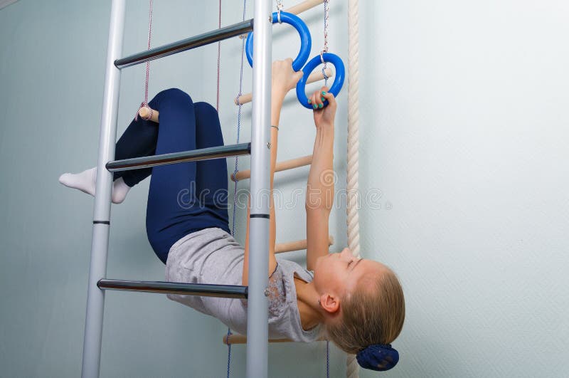 Девушка на гимнастических кольцах