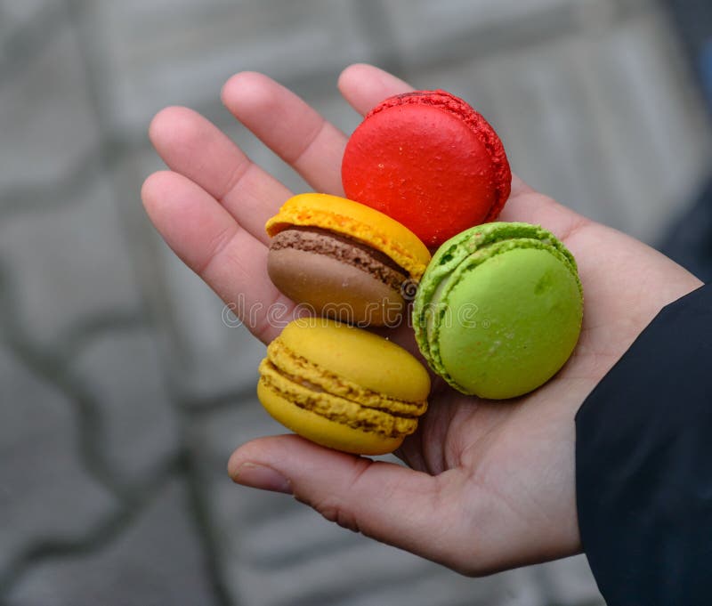 Макаруны в руке