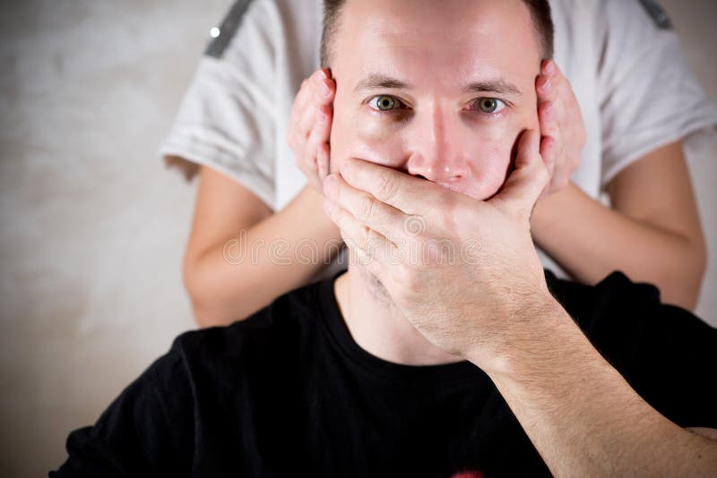 Мужчина прикрывает рот рукой. Закрыть рот. Закрыть рот. Он закрыл ему рот рукой. Девушка прикрывает рот ладонью.