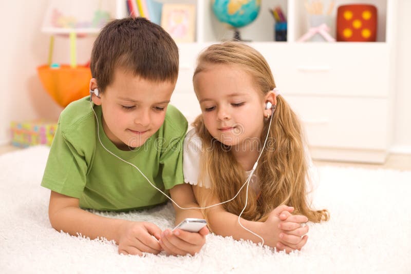 Мальчик и девочка слушать