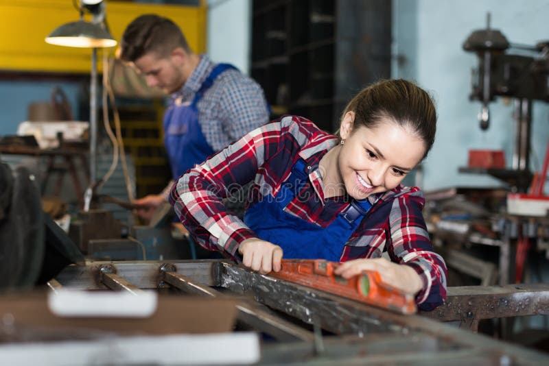 Девушка мастер. Masters at work. Girl Mastering.