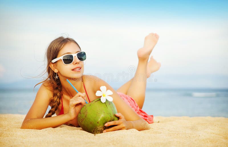 Девушка на море с коктейлем