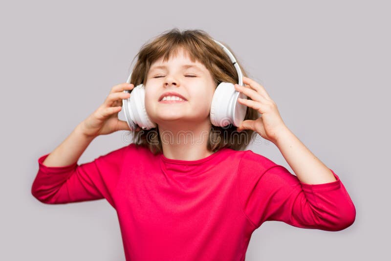 Песни которые слушают подростки. Подросток слушает музыку. Подросток слушающий музыку на белом фоне. Подросток как слушает музыку. Подросток слушает музыку рисунок.