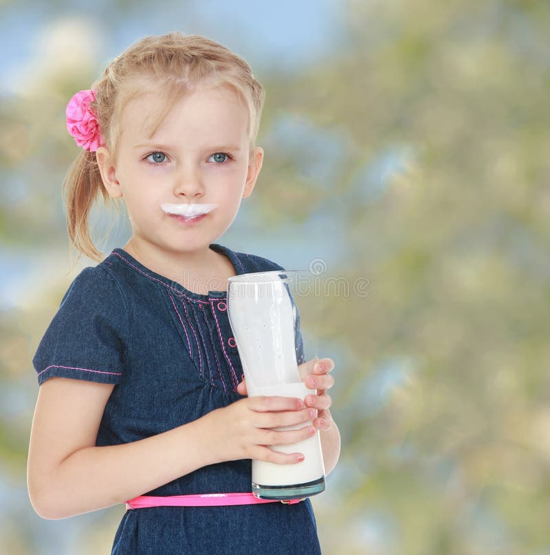 Молоко на губах не обсохло значение предложение. Молоко на губах маленькой девочки. Маленькая девочка лицо в креме. У маленькой девочки а лице молоко. Девочка испачкалась йогуртом.