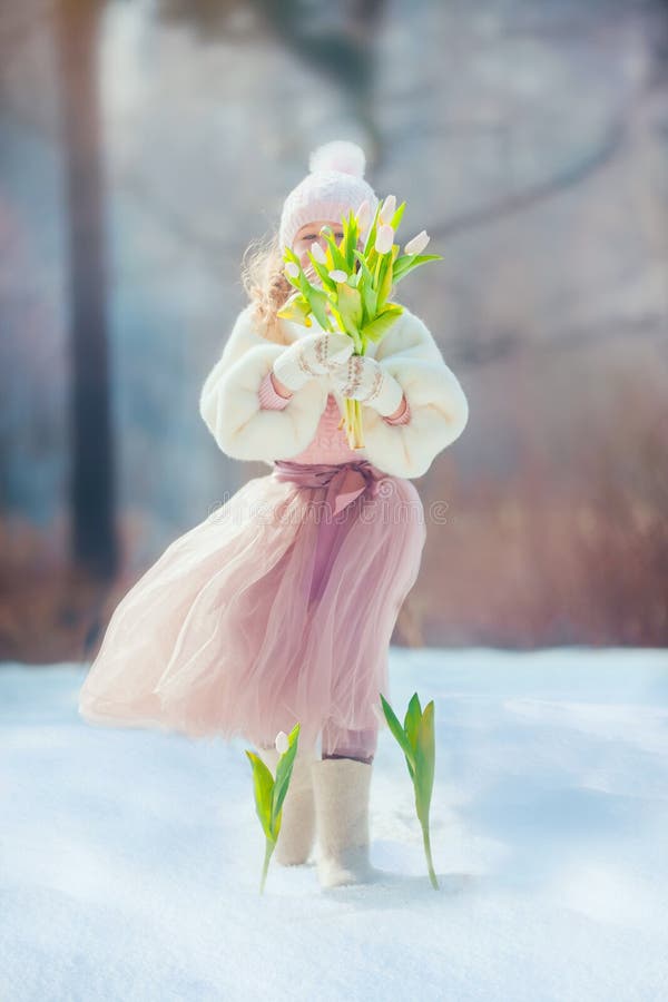 Хочу весну хочу цветов. Весенняя фотосессия. Зимняя фотосессия с тюльпанами. Фотосессия с букетом тюльпанов зимой.