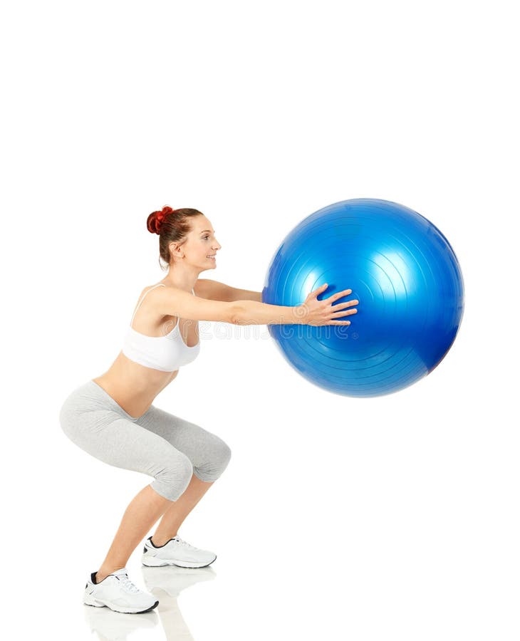Работать на шару. Мяч для пилатес. Девушка держит фитнес шар. Фитнес держит воздушный шарик. Бодрящая тренировка.
