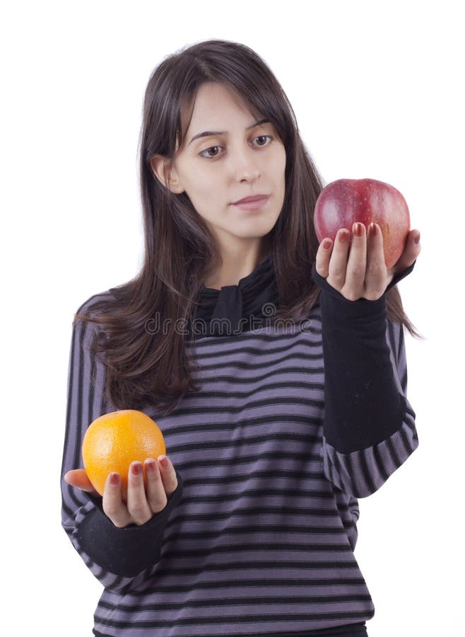 Кинуть яблоко. Женщина держит яблоко. Девушка с апельсинами. Человек держит яблоко. Девушка держит яблоко фото.