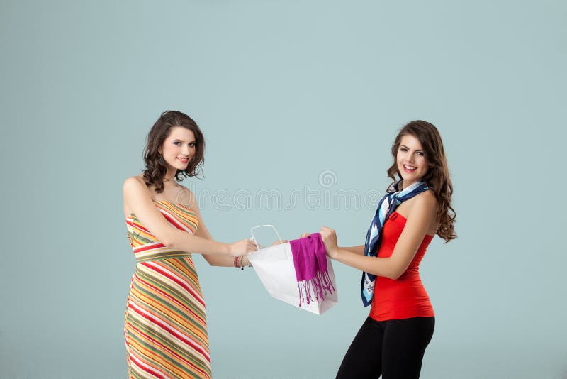 Девки спорили. Девушки ссорятся из за одежды. Девушки дерутся за одежду. Девушки дерутся за сумку. Женщина с двумя сумками.