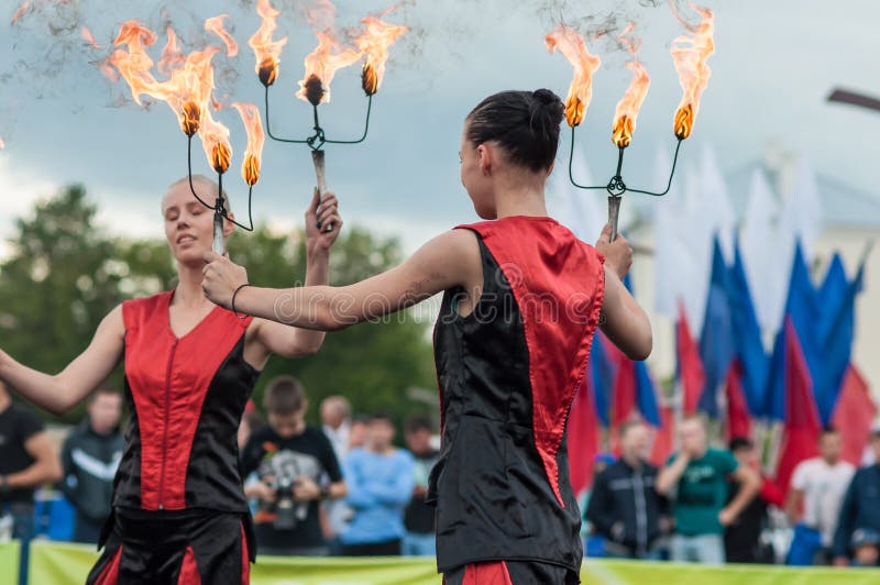 Факела горят в руках мод. Женщина с факелом картинки. Бег с горящей свечой игра. Олимпийский огонь танец. Девушка с факелом Америка.