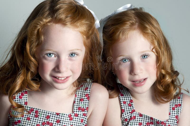 Рыжую сестренку. Рыжие дети Близнецы. Девочки близняшки рыжие. Рыженькие младенцы девочки близняшки. Маленькие рыжие девочки Близнецы.
