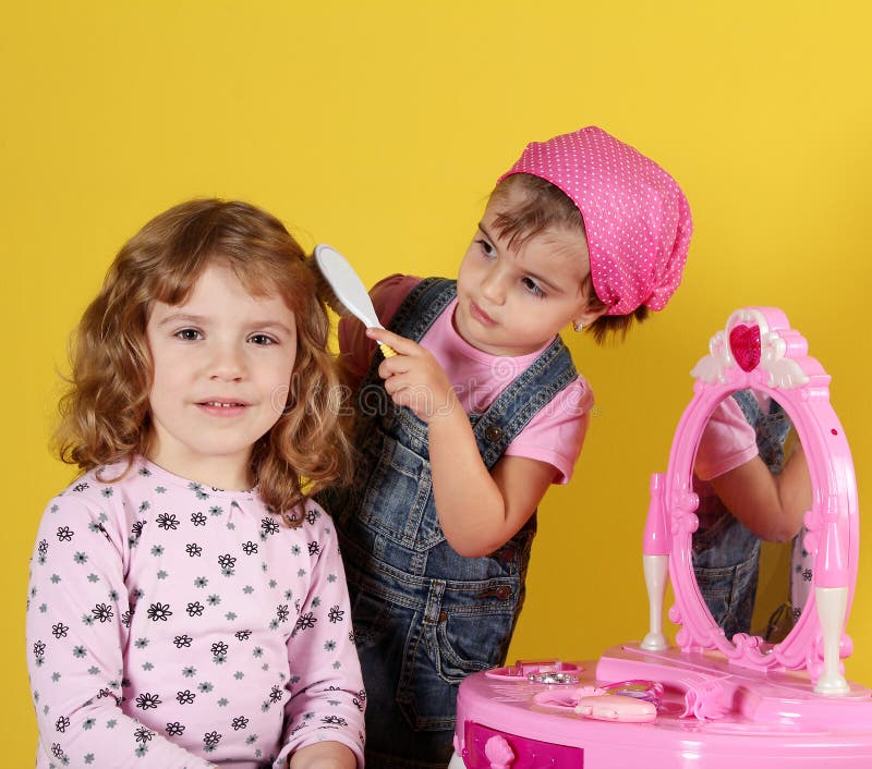 Девочка играет для детей. Дети играют в парикмахера. Девочка играет в парикмахера. Маленькая девочка играет в парикмахера. Во что играют девочки на дне рождения