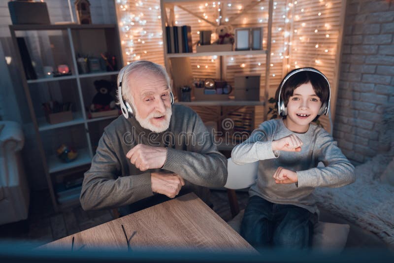 Внуки СЛУШАЮТ Деда. Grandfather and me listen Music. Внуки СЛУШАЮТ дееда дома.