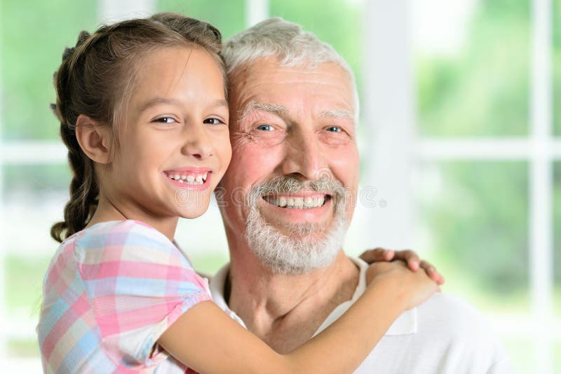 Дед с большим членом с внучкой