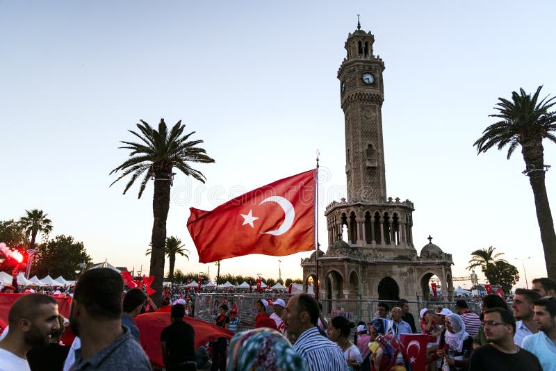 Держитесь на турецком. Турция Измир люди. Флаг Измира. 15 Июня в Турции. Человек с Турции флагом Турции на лице.