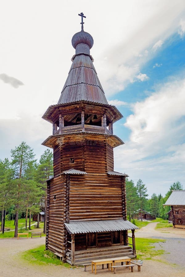 Звонница на деревянной церкви