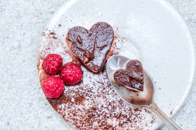 Сердце на день святого валентина. Пирожные с желе. Десерты на день святого валентина. Стейки сердце десерт. Карамельное сердечко на десерте.