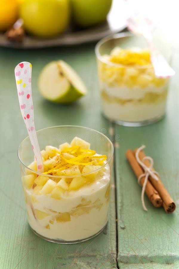 Яблочный десерт ананасами