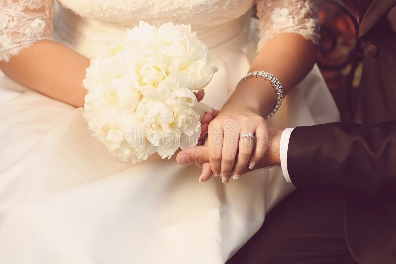 Розе выходит замуж. Держит невесту на руках. Рука держит фигурку невесты. Что невеста может держать в руке. Найти картинки где невеста держит жениха на руках.