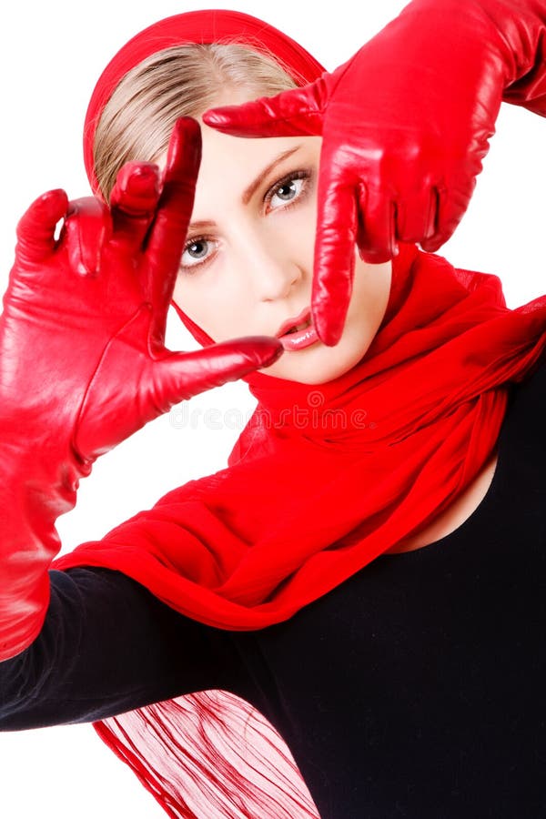 Перчатки душит. Девушка в красных перчатках. Девушка в Красном платке. Красивые девушки с перчатками. Рыжая девушка в перчатках.
